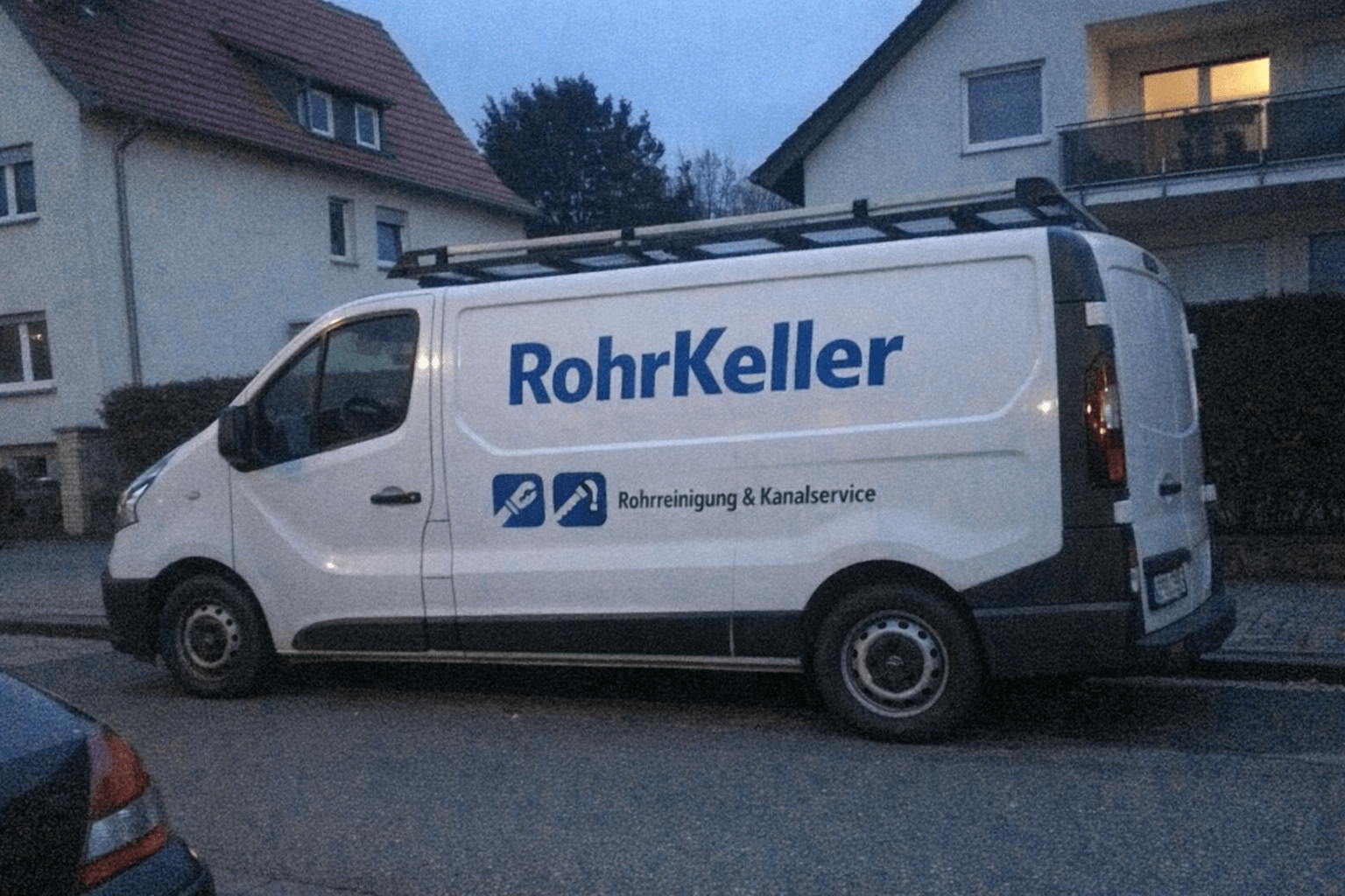 Einsatzzweck Fahrzeug vor einem Wohnhaus in Heidelberg am Abend